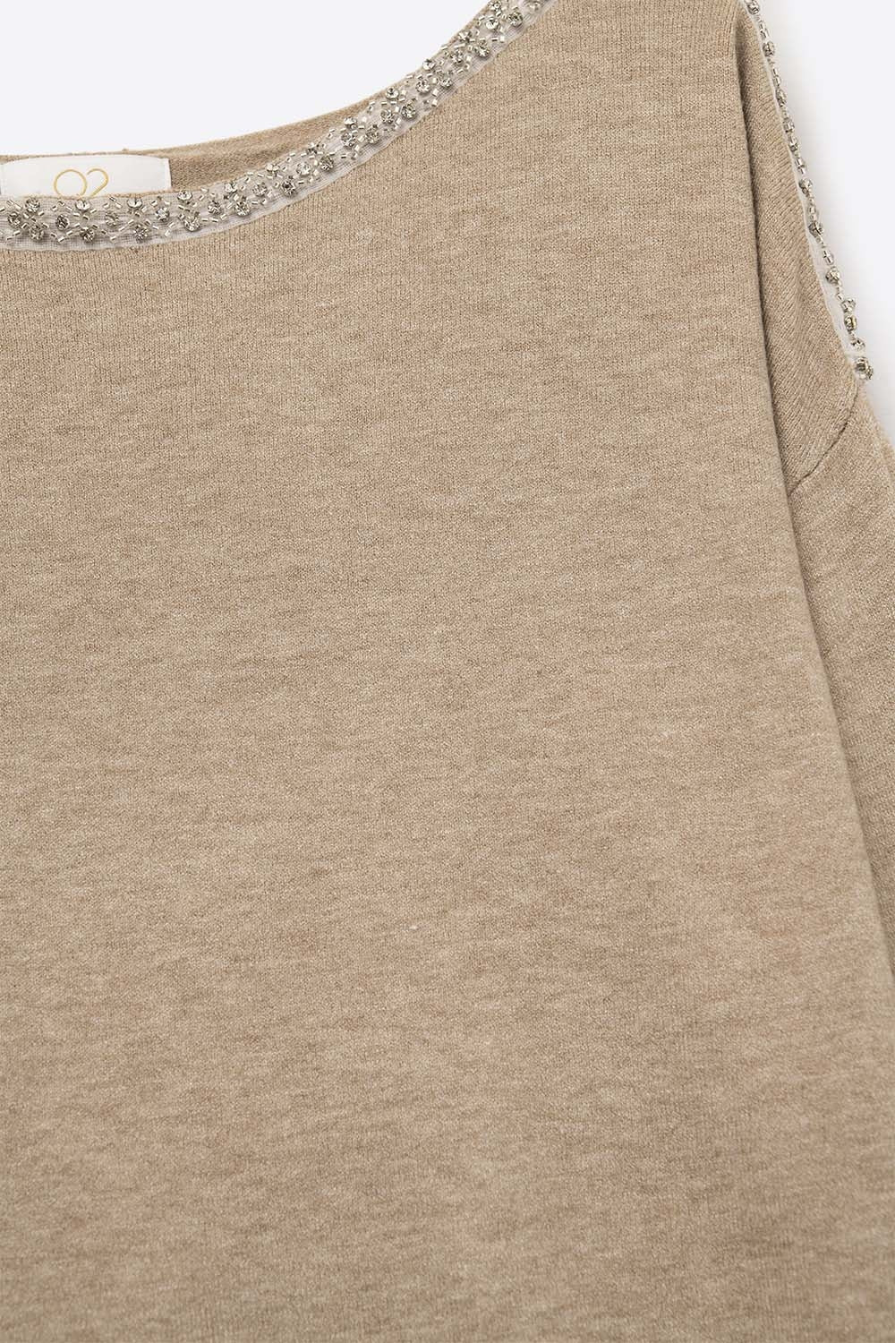 Jersey beige de punto fino con cuello barco y detalle de strass