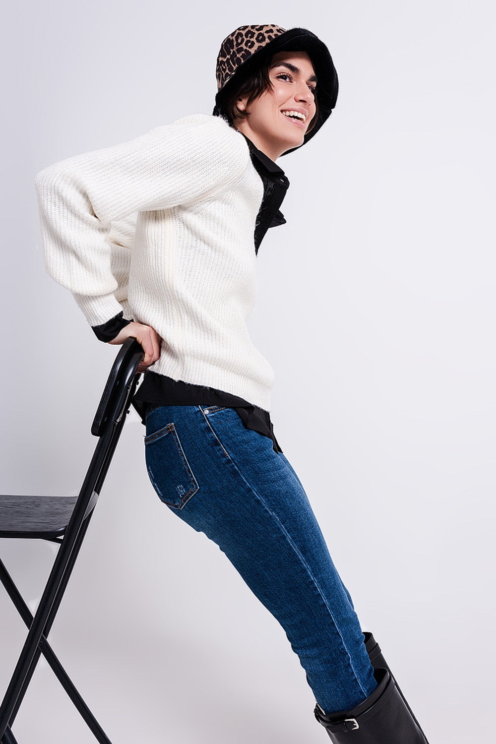 Jersey blanco hueso con cuello pico de canalé