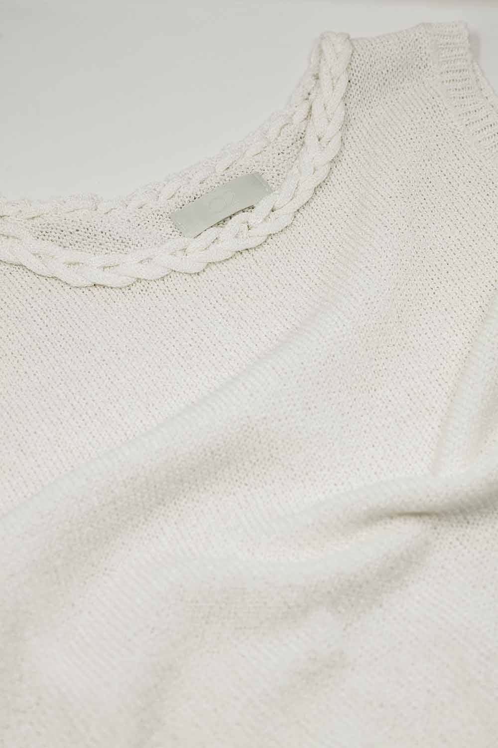 Jersey blanco sin mangas con cuello redondo y detalle de trenza en el escote