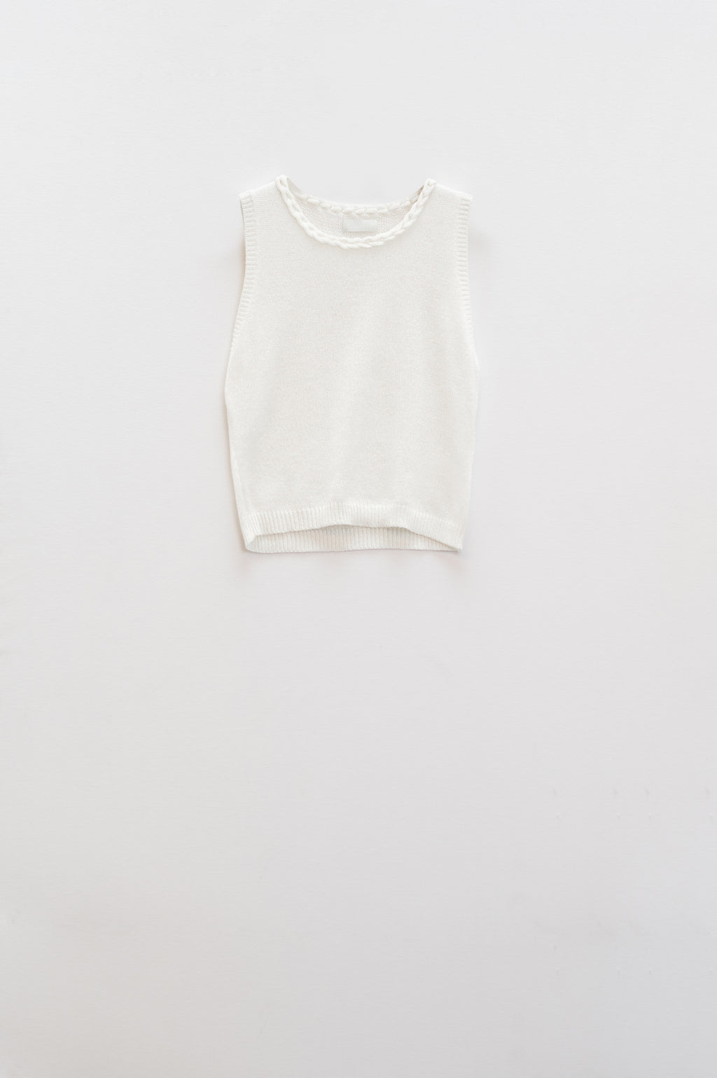Jersey blanco sin mangas con cuello redondo y detalle de trenza en el escote