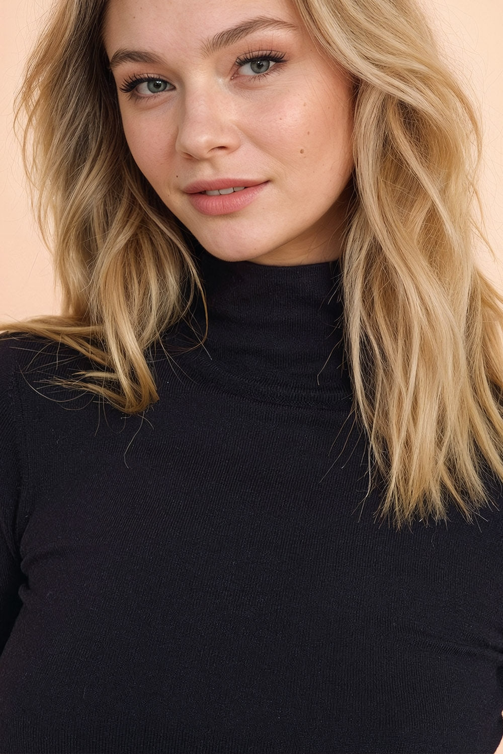 jersey negro ajustado de cuello alto con textura de punto suave de alta calidad.