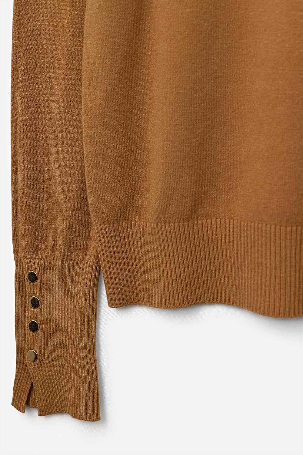 Jersey camel de cuello alto con botones dorados en el puño