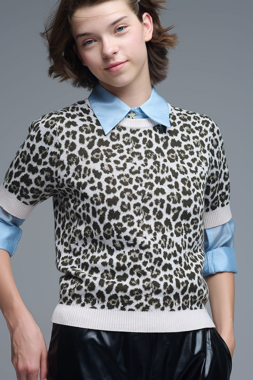 Jersey chic de manga corta con estampado de leopardo