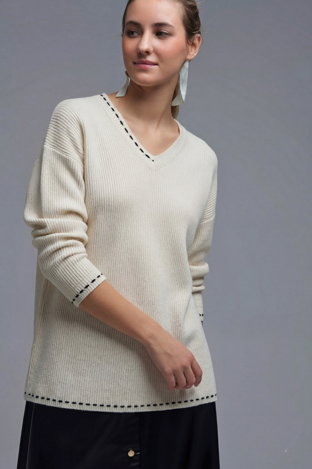 Jersey con cuello de pico y detalle bordado en negro