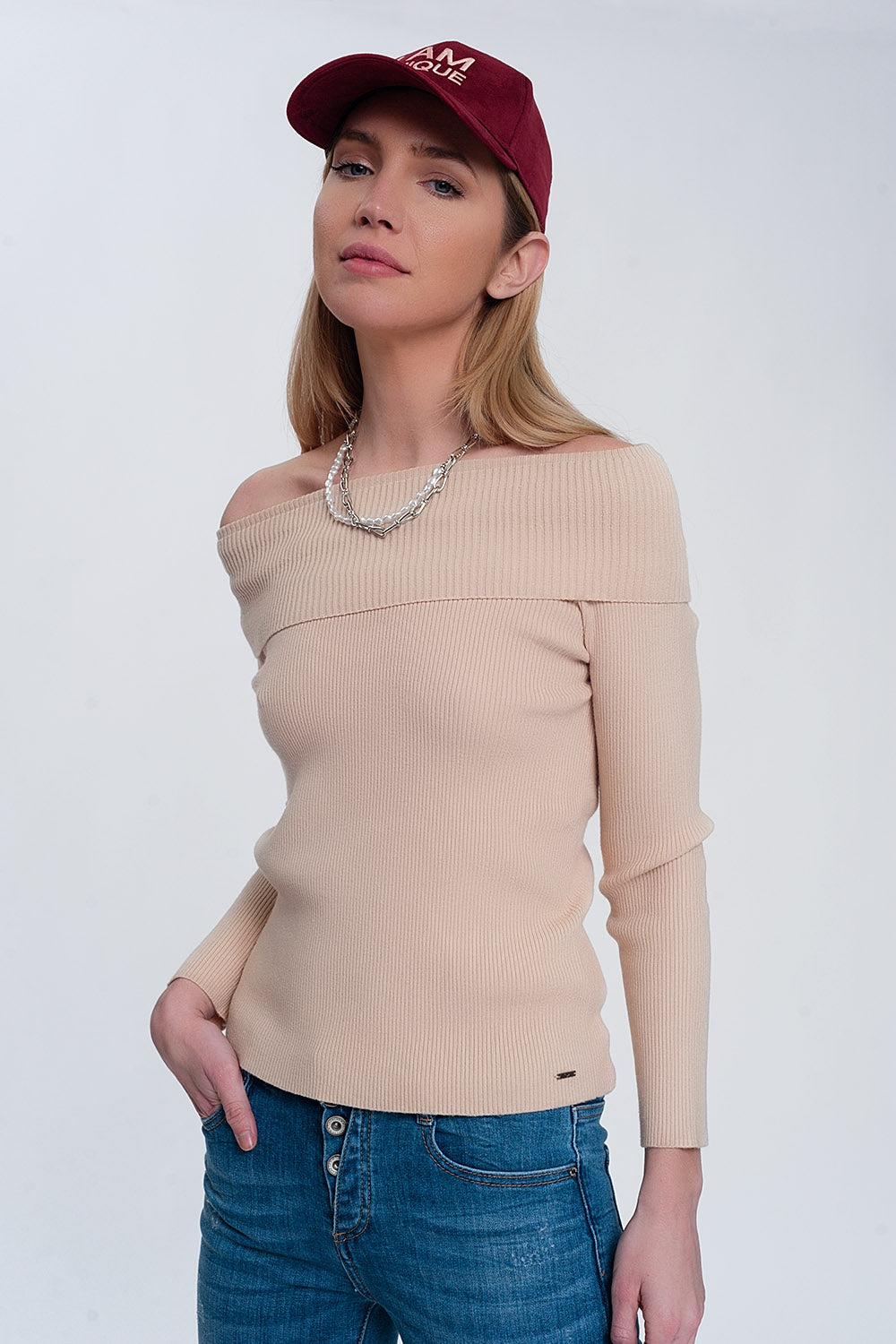 Jersey con escote Bardot en color beige