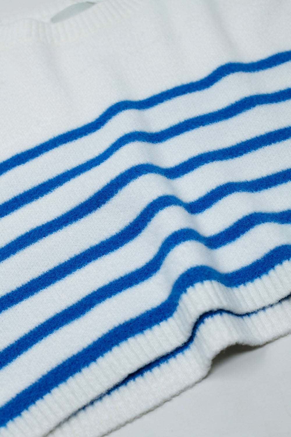 Jersey corto de rayas y cuello barco