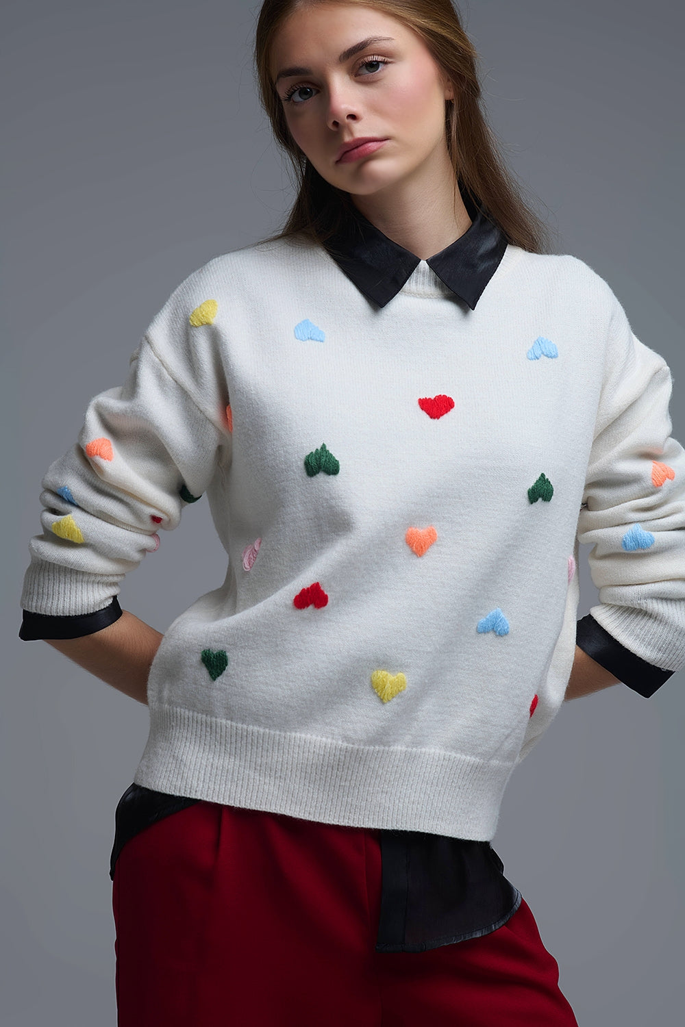 Q2 Jersey crema con corazones bordados multicolor