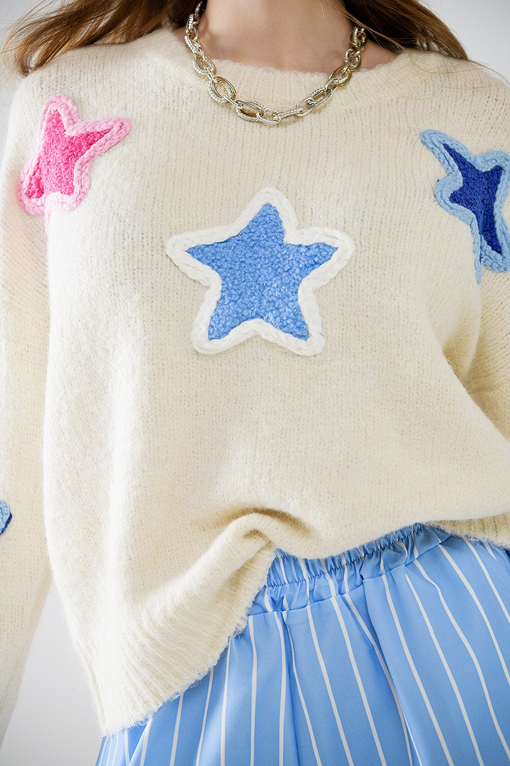 Jersey crema con estrellas bordadas