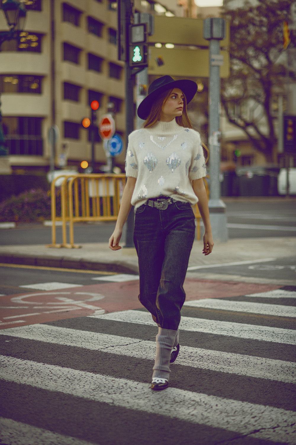 Jersey crema de manga corta con adorno de lentejuelas