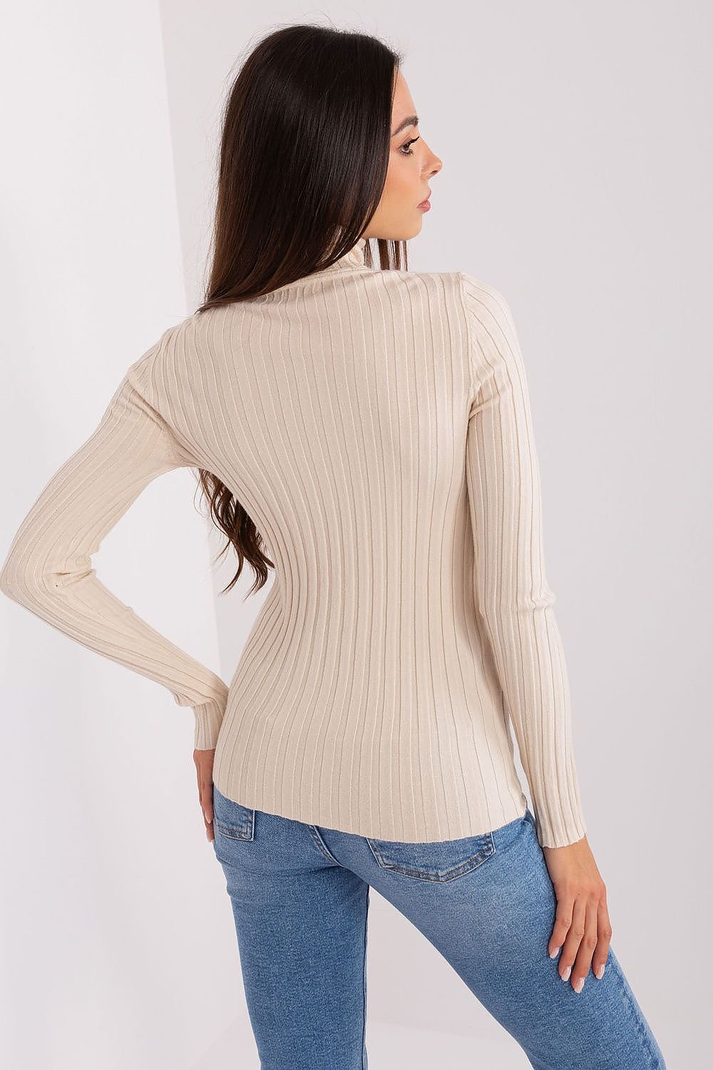 Jersey de cuello alto beige combinado con jeans, diseño versátil y europeo para un estilo casual y elegante.