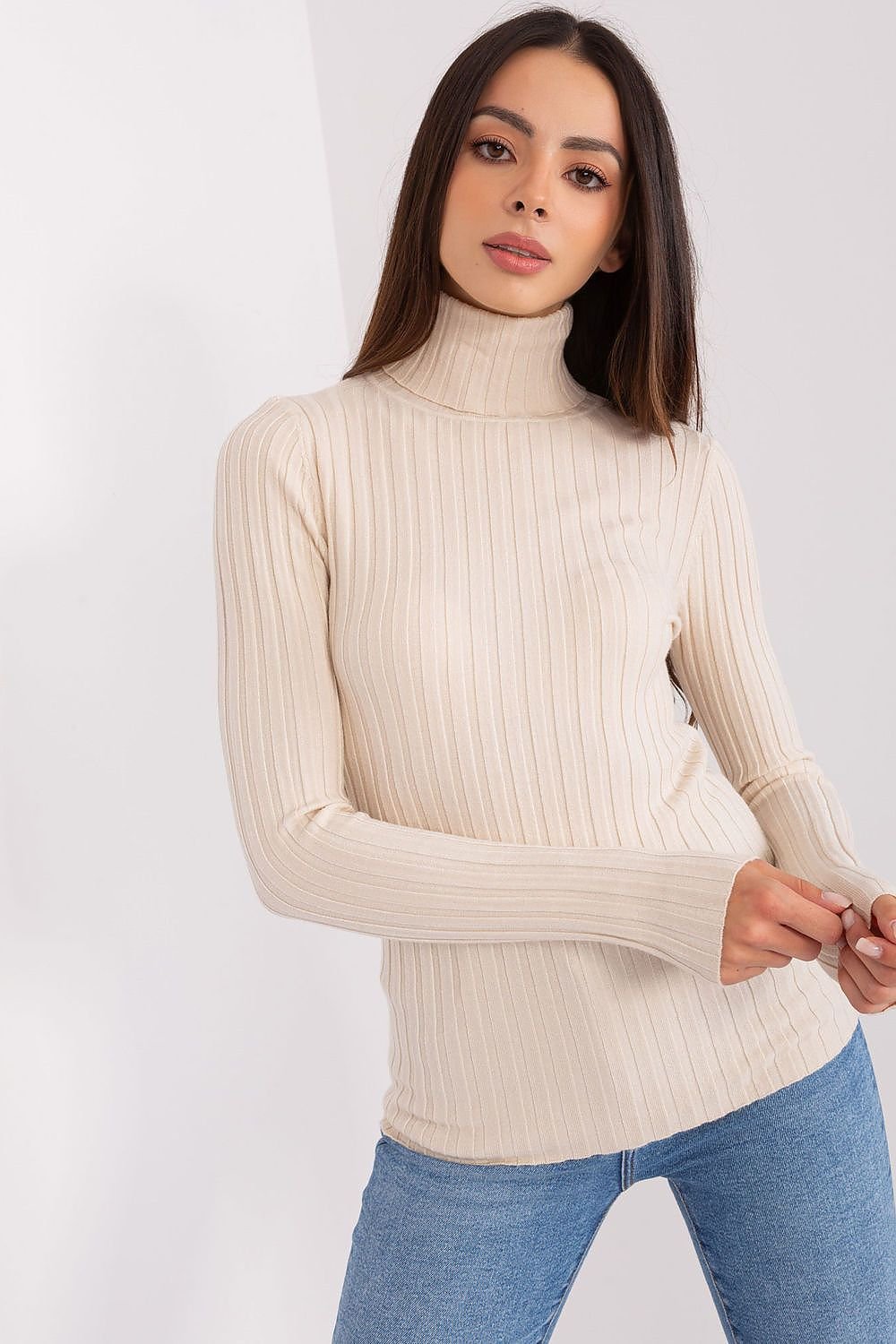 Jersey de cuello alto beige para mujer con diseño europeo, vista frontal, tejido acanalado y manga larga. Ideal para looks elegantes y sostenibles.