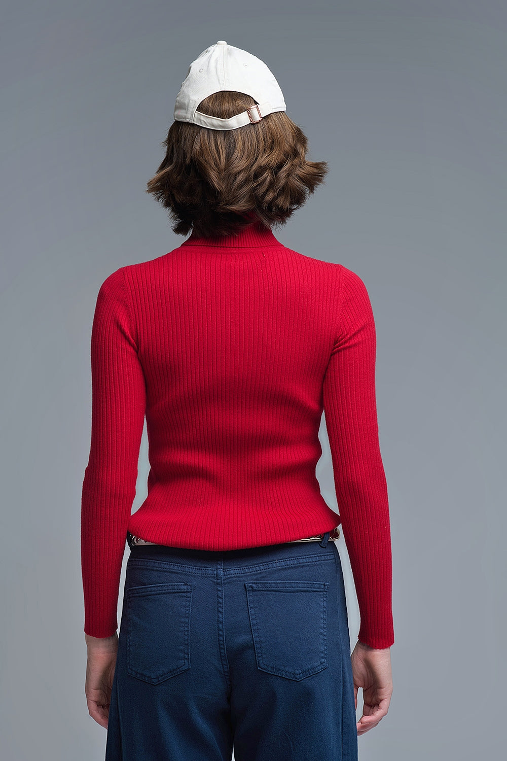Vista espalda jersey de punto de canalé ajustado en color rojo rubí, con cuello alto y manga larga.