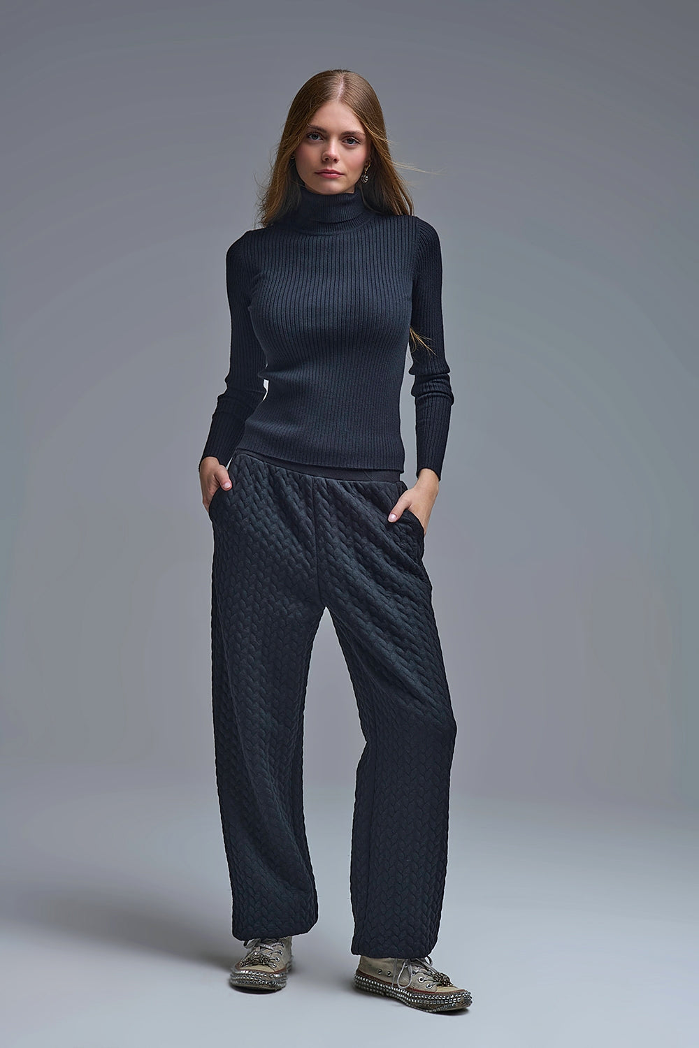 Jersey de canalé con cuello de tortuga en negro