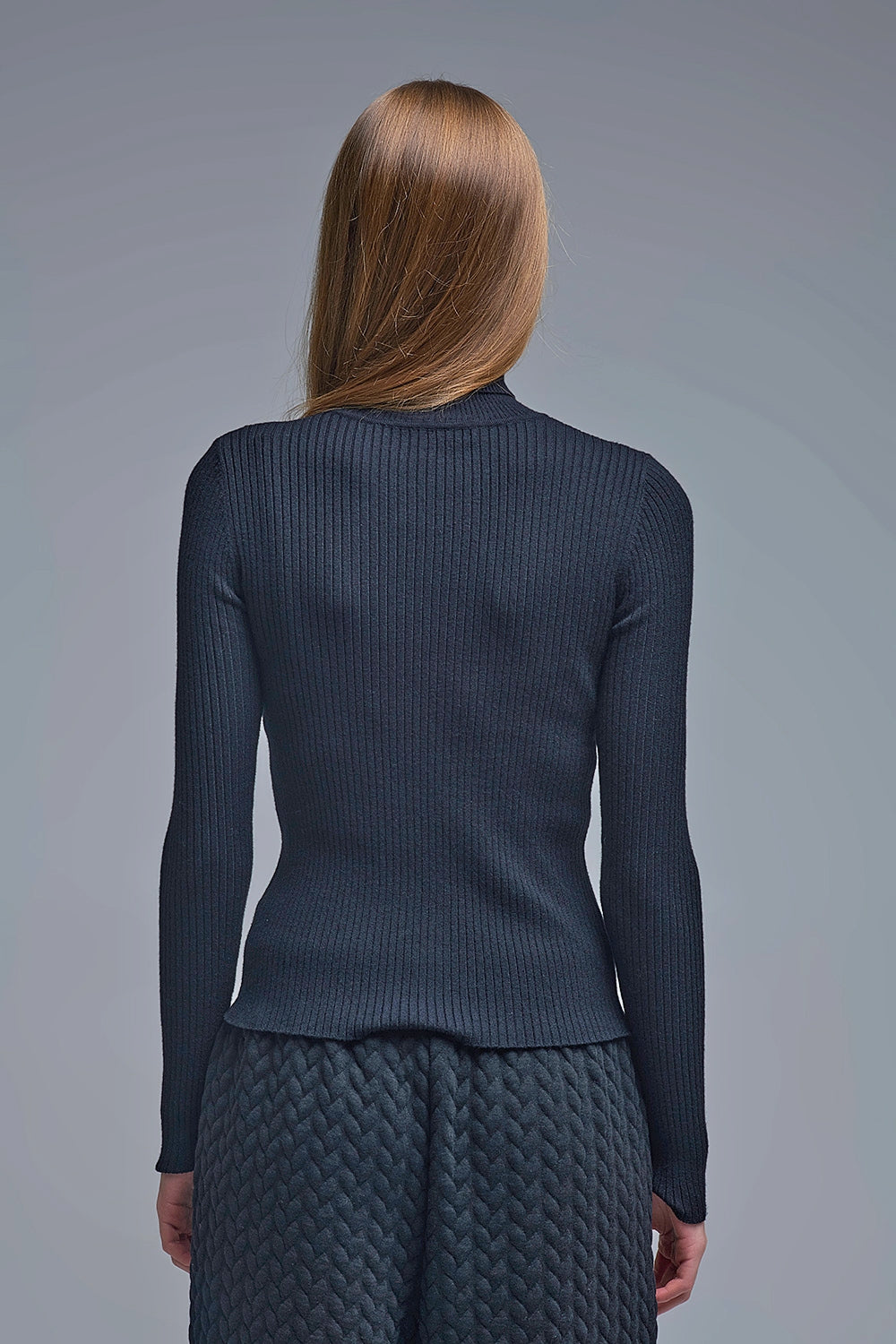 Jersey de canalé con cuello de tortuga en negro