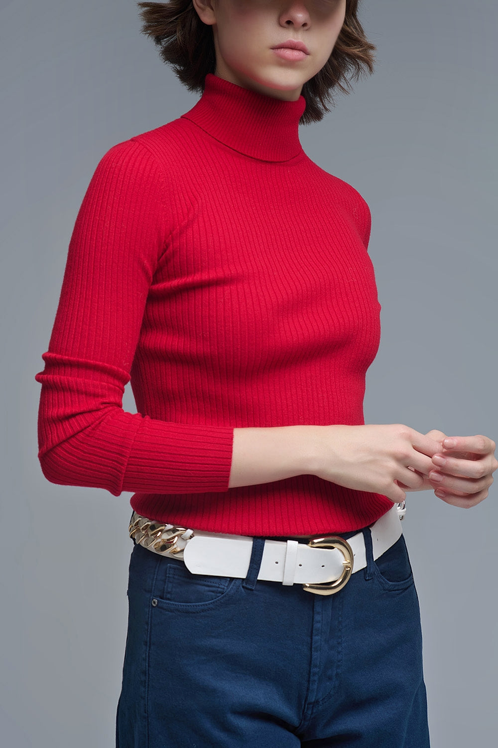 jersey de punto de canalé ajustado en color rojo rubí, con cuello alto y manga larga.