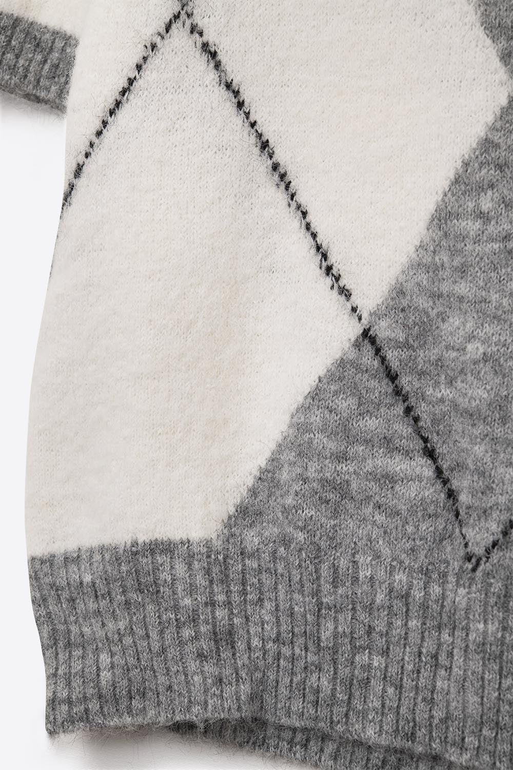 jersey de manga corta con estampado de rombos en gris y blanco