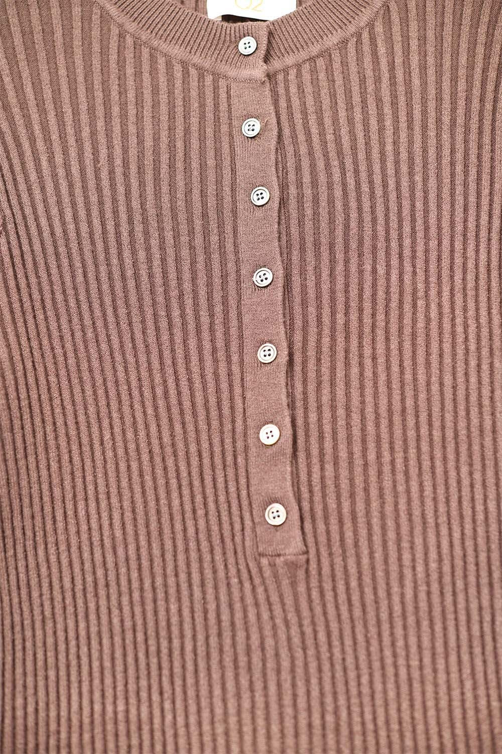 Jersey de manga larga de canalé en marrón con botones