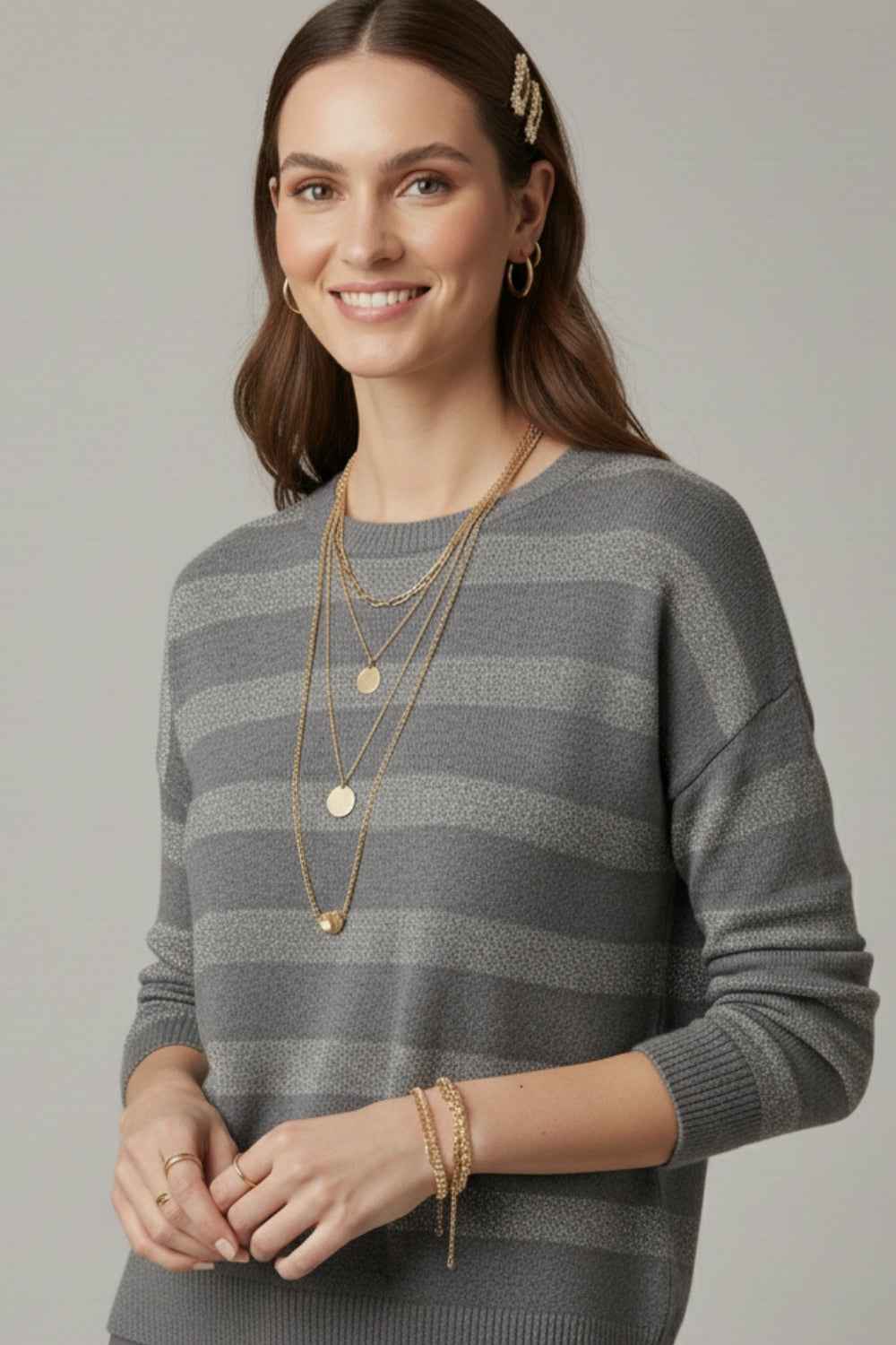 Jersey de punto a rayas gris con detalle de lentejuelas