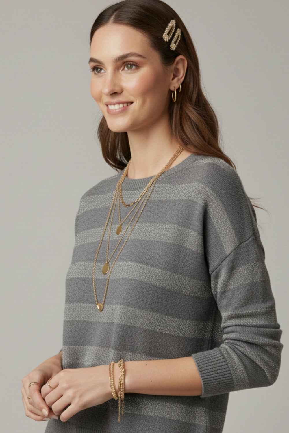 Jersey de punto a rayas gris con detalle de lentejuelas