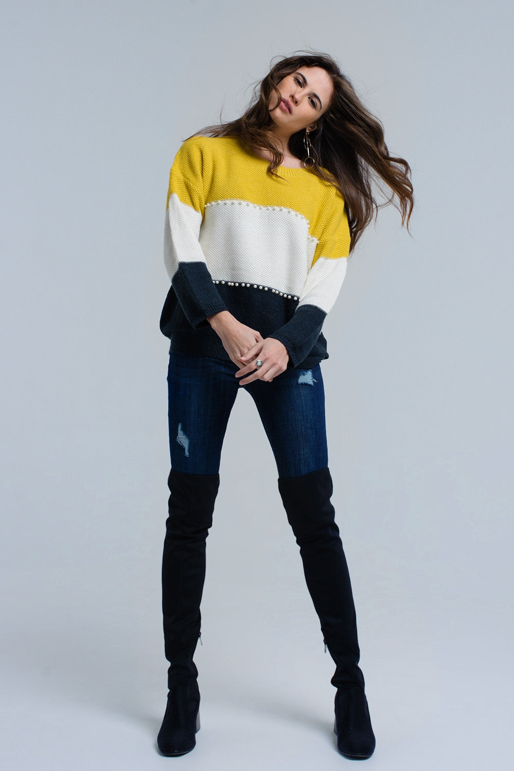 Jersey de punto amarillo con perlas