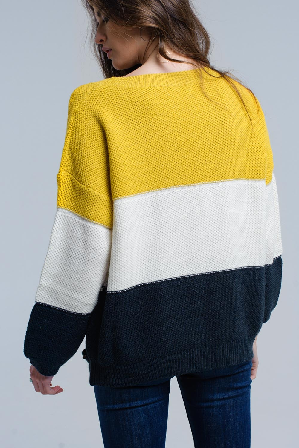 Jersey de punto amarillo con perlas