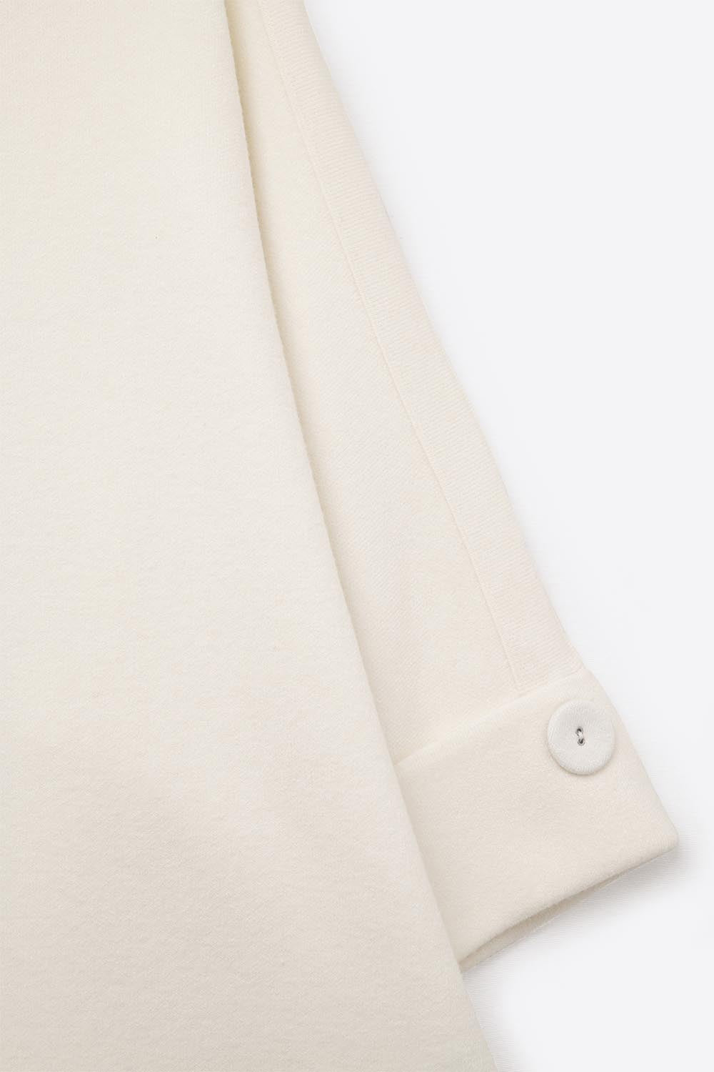 Jersey de punto blanco con detalles de botones