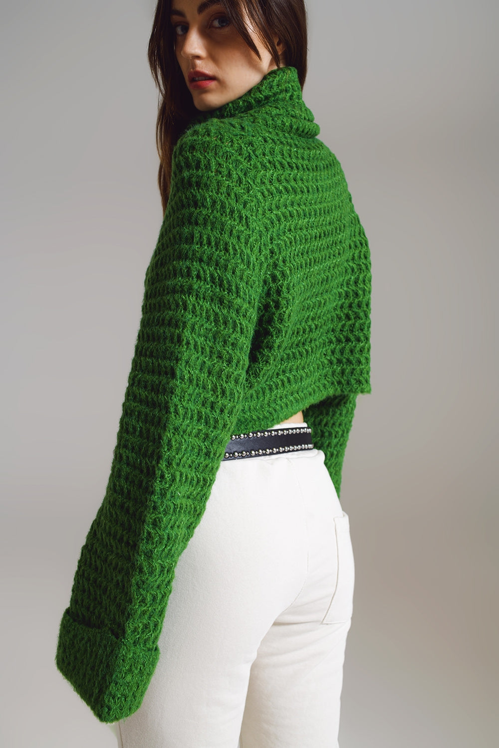 Vista trasera de un jersey de punto gofre en color verde con corte relajado.