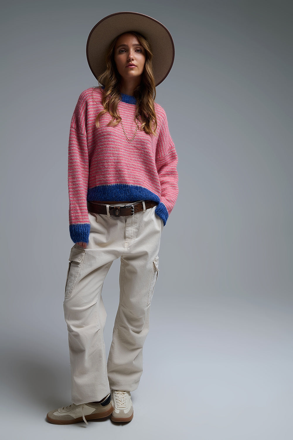 Jersey de punto de rayas vibrantes con detalles azul marino