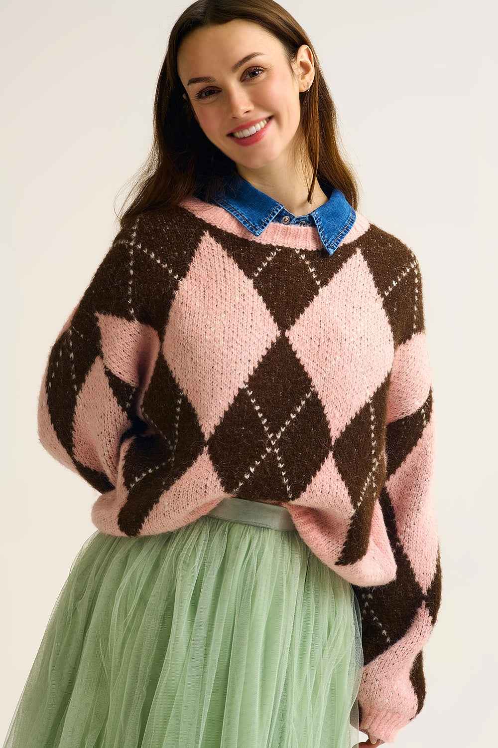 Jersey de punto de rombos rosa y marron con mangas voluminosas