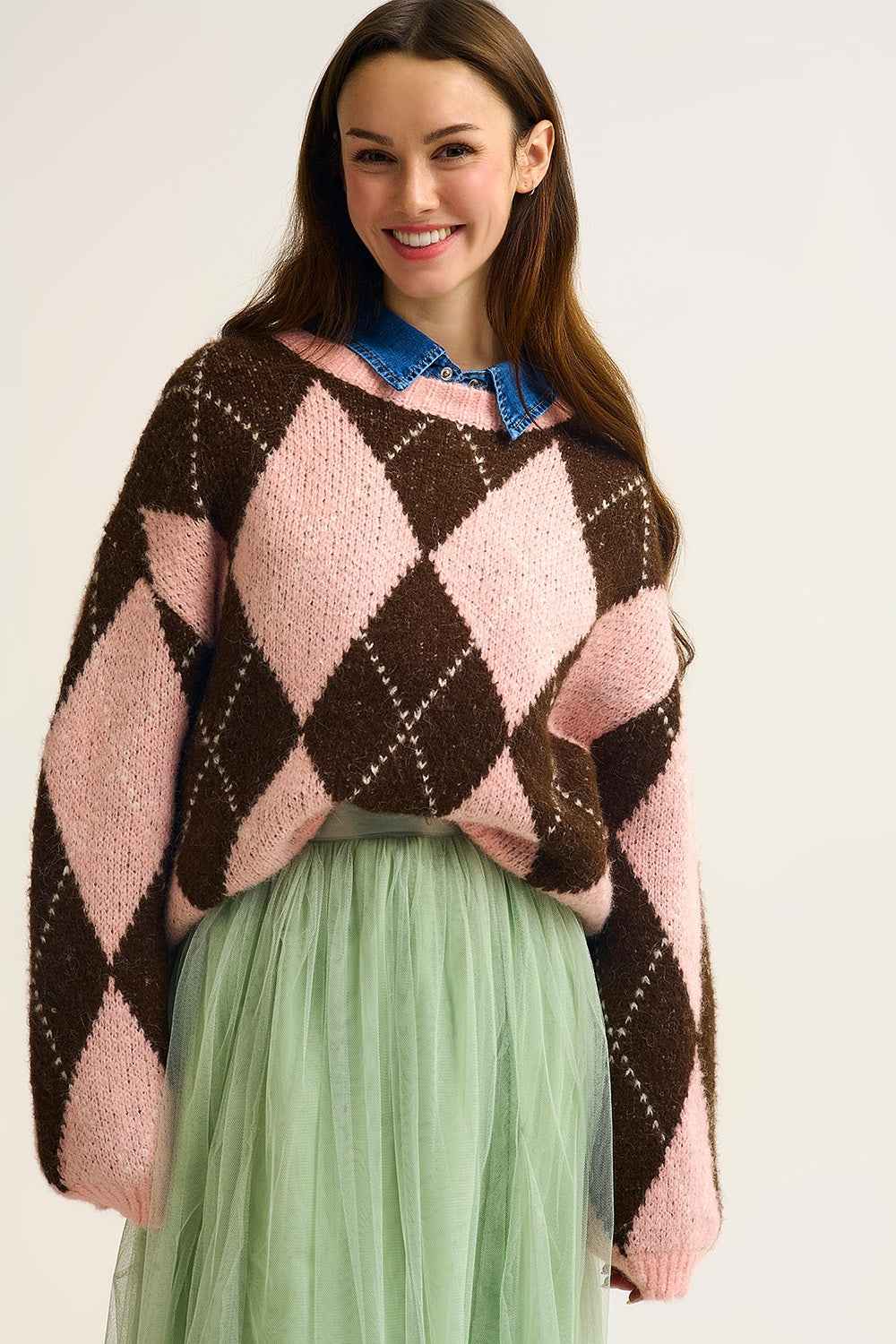 Jersey de punto de rombos rosa y marron con mangas voluminosas