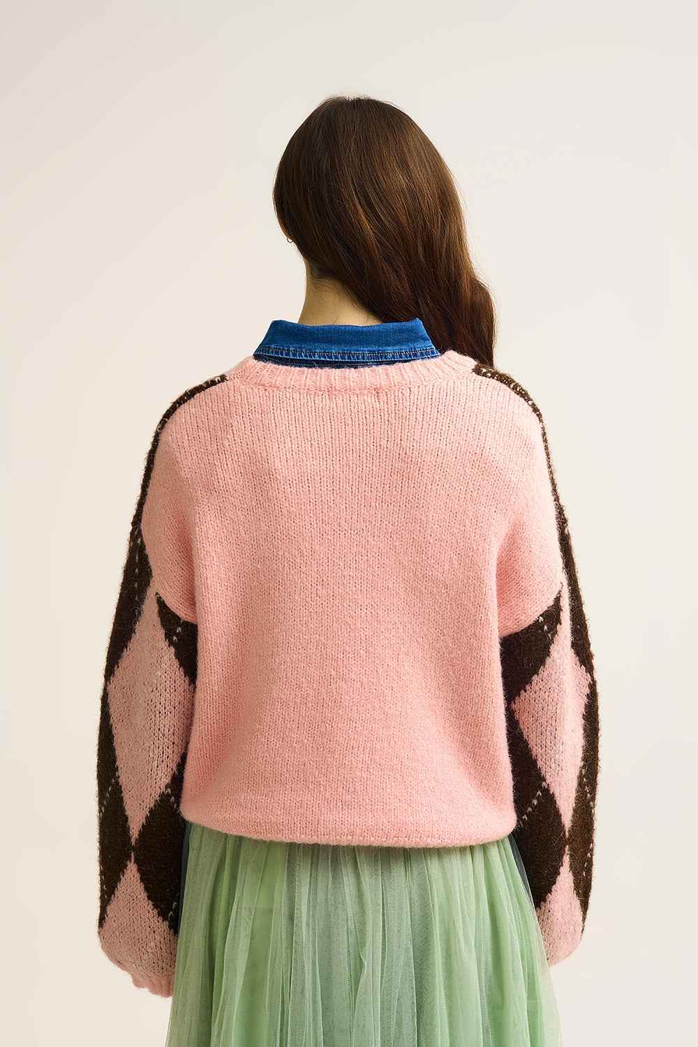 Jersey de punto de rombos rosa y marron con mangas voluminosas