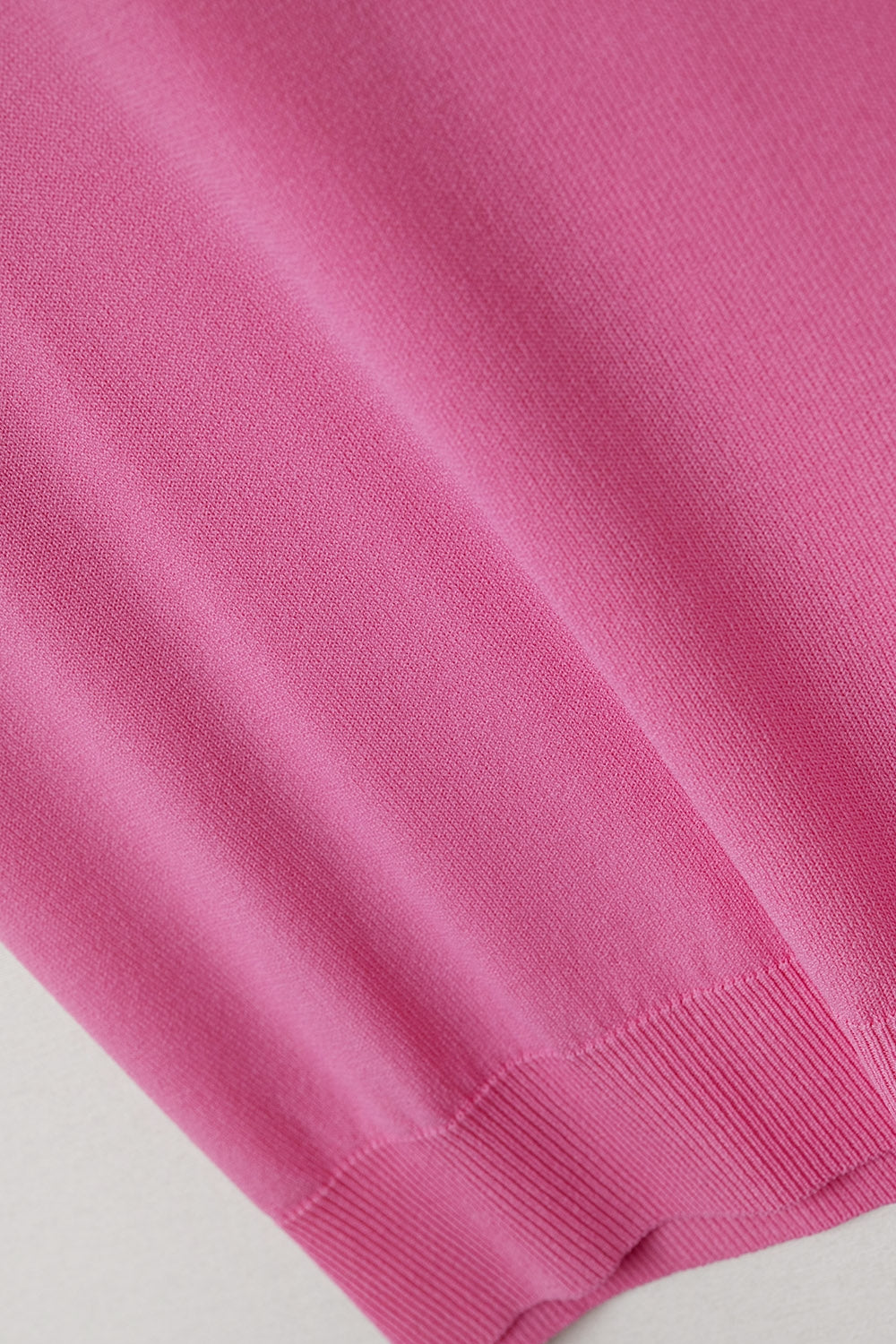 Jersey de punto fino con cuello en V Fucshia