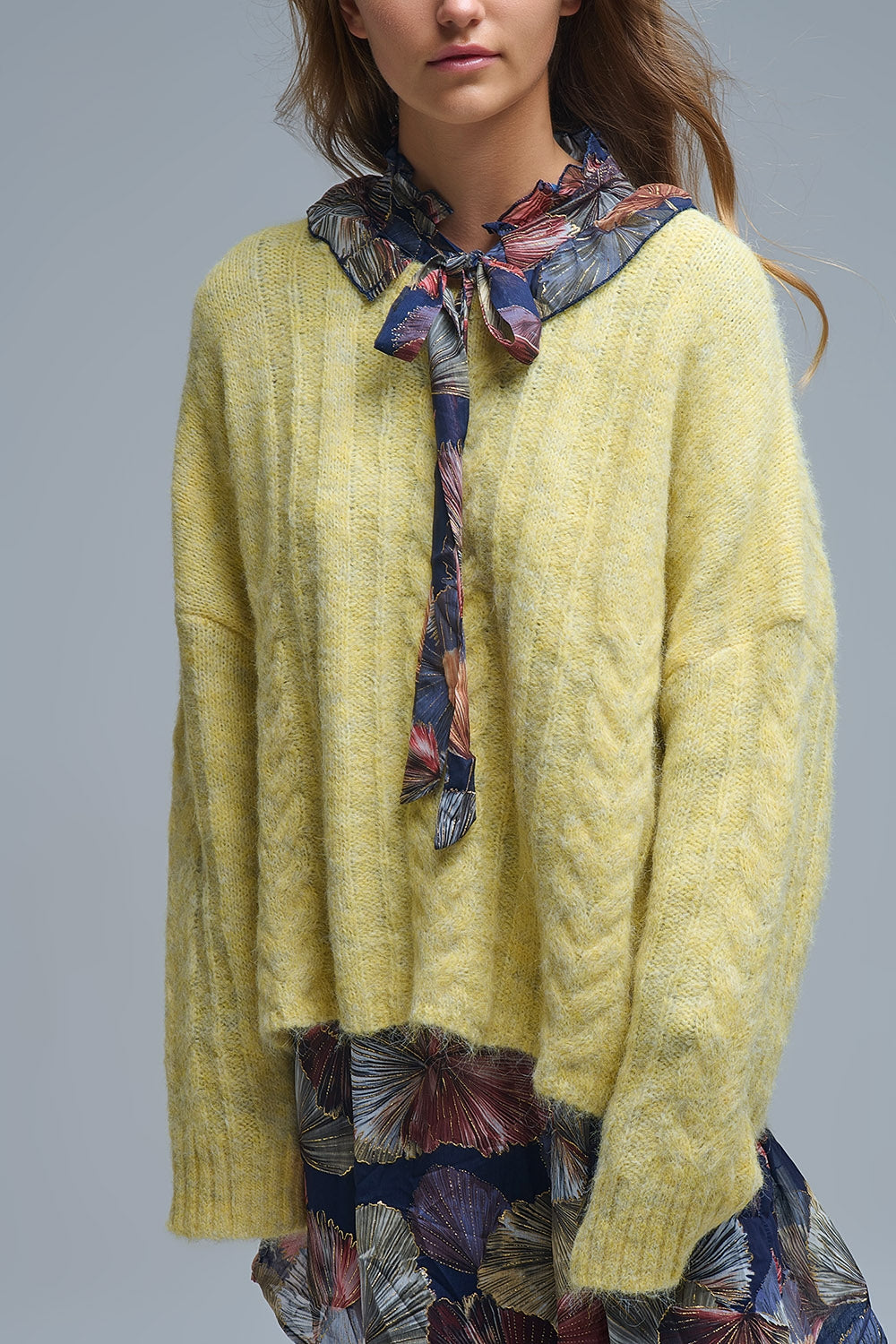 Jersey de punto fino con cuello redondo en amarillo