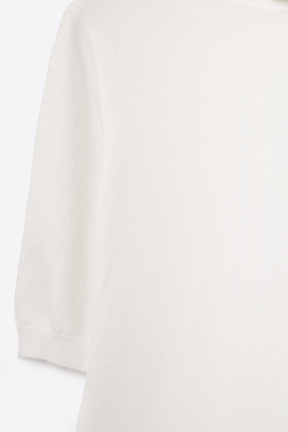 Jersey de punto fino en blanco con cuello alto y mangas al codo