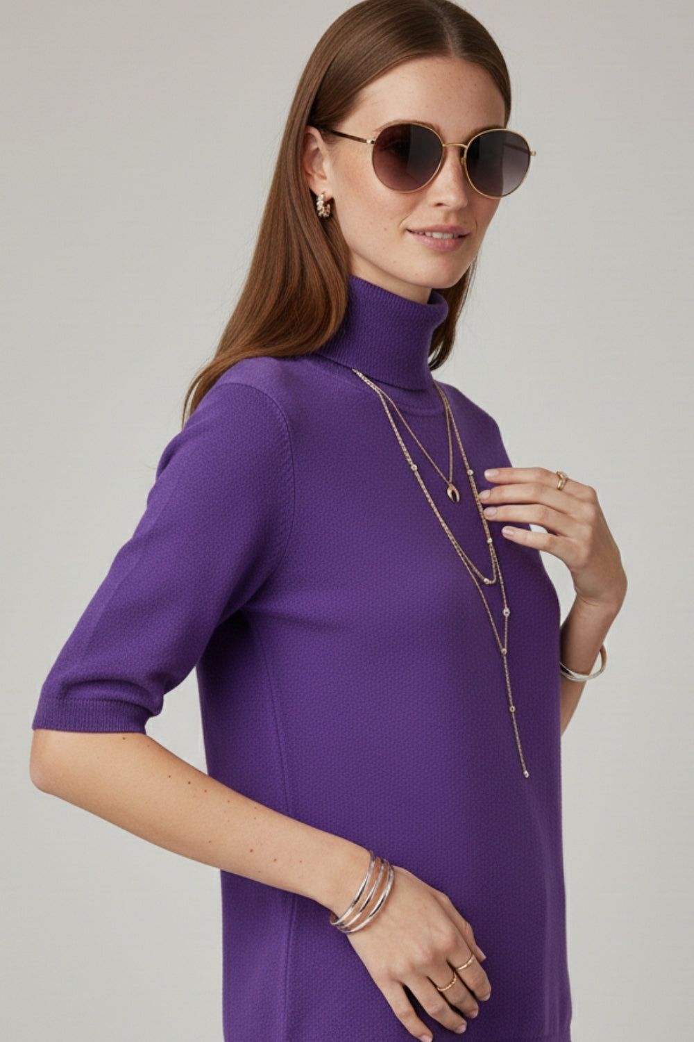 Jersey de punto fino en color morado con cuello alto y mangas al codo