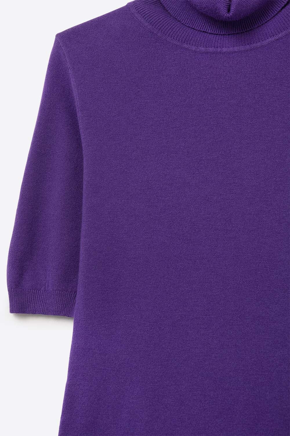 Jersey de punto fino en color morado con cuello alto y mangas al codo