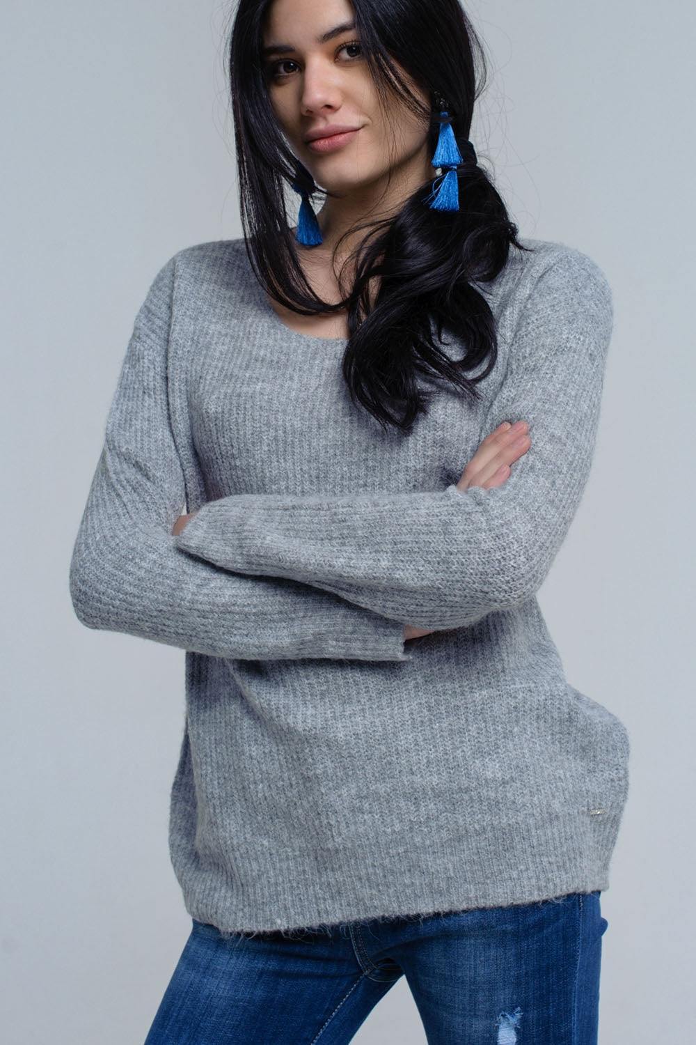 Jersey de punto gris atado en la espalda