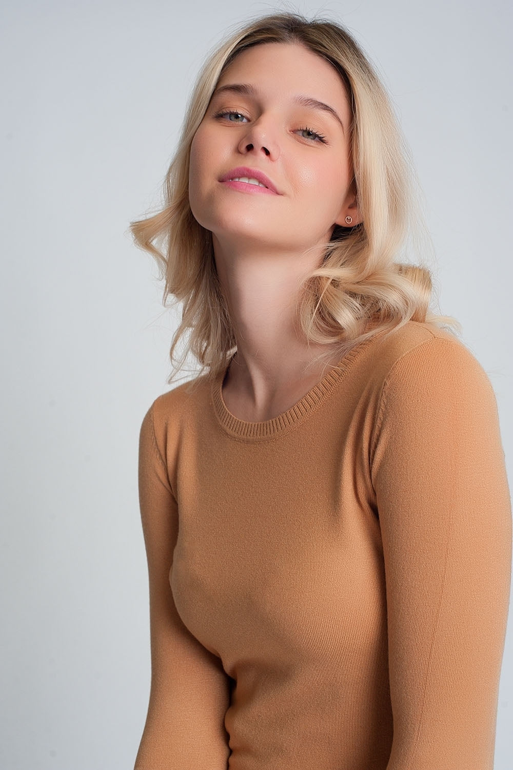 Q2 Jersey de punto liso camel con cuello redondo