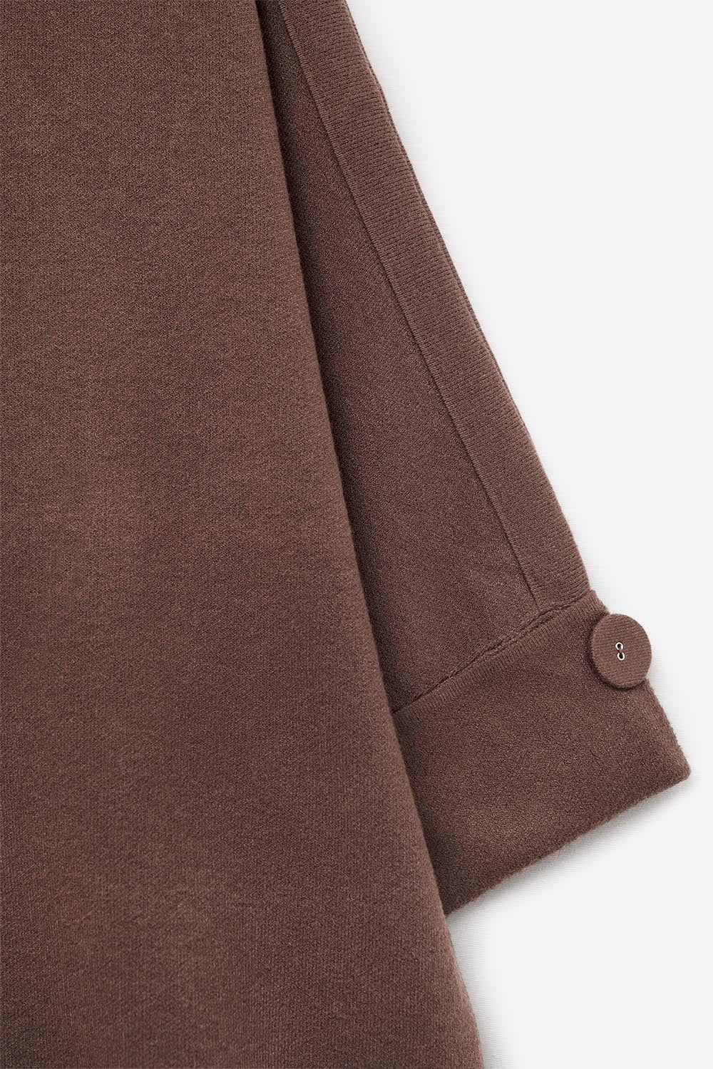 Jersey de punto marrón con detalles de botones