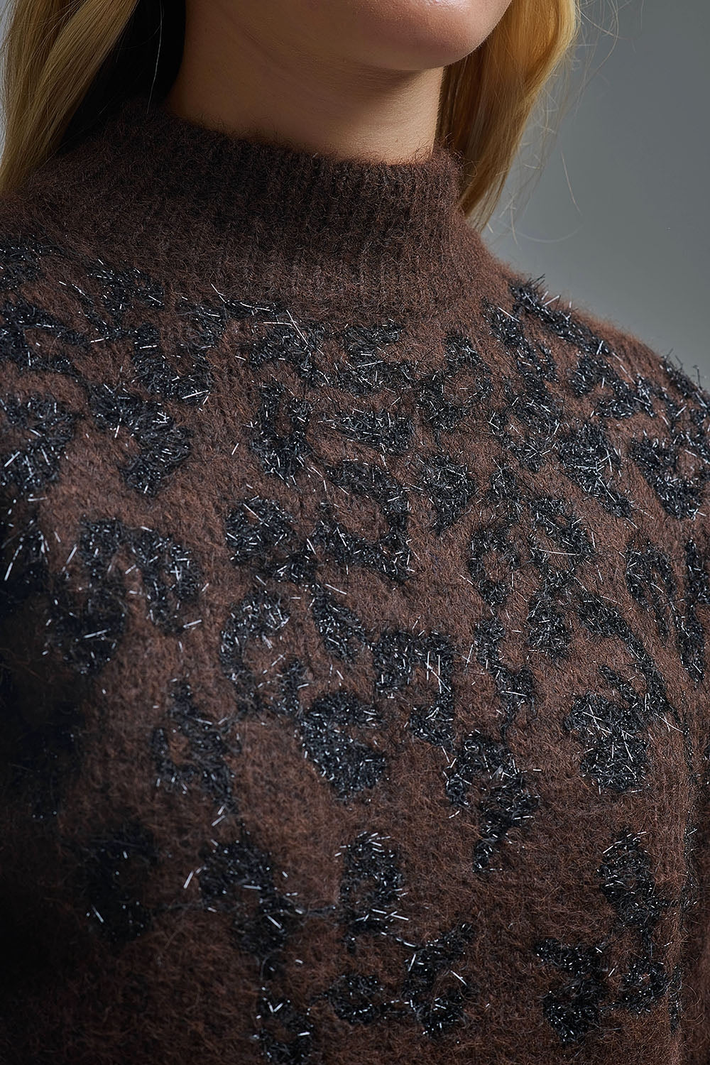 Jersey de punto marrón con diseño abstracto