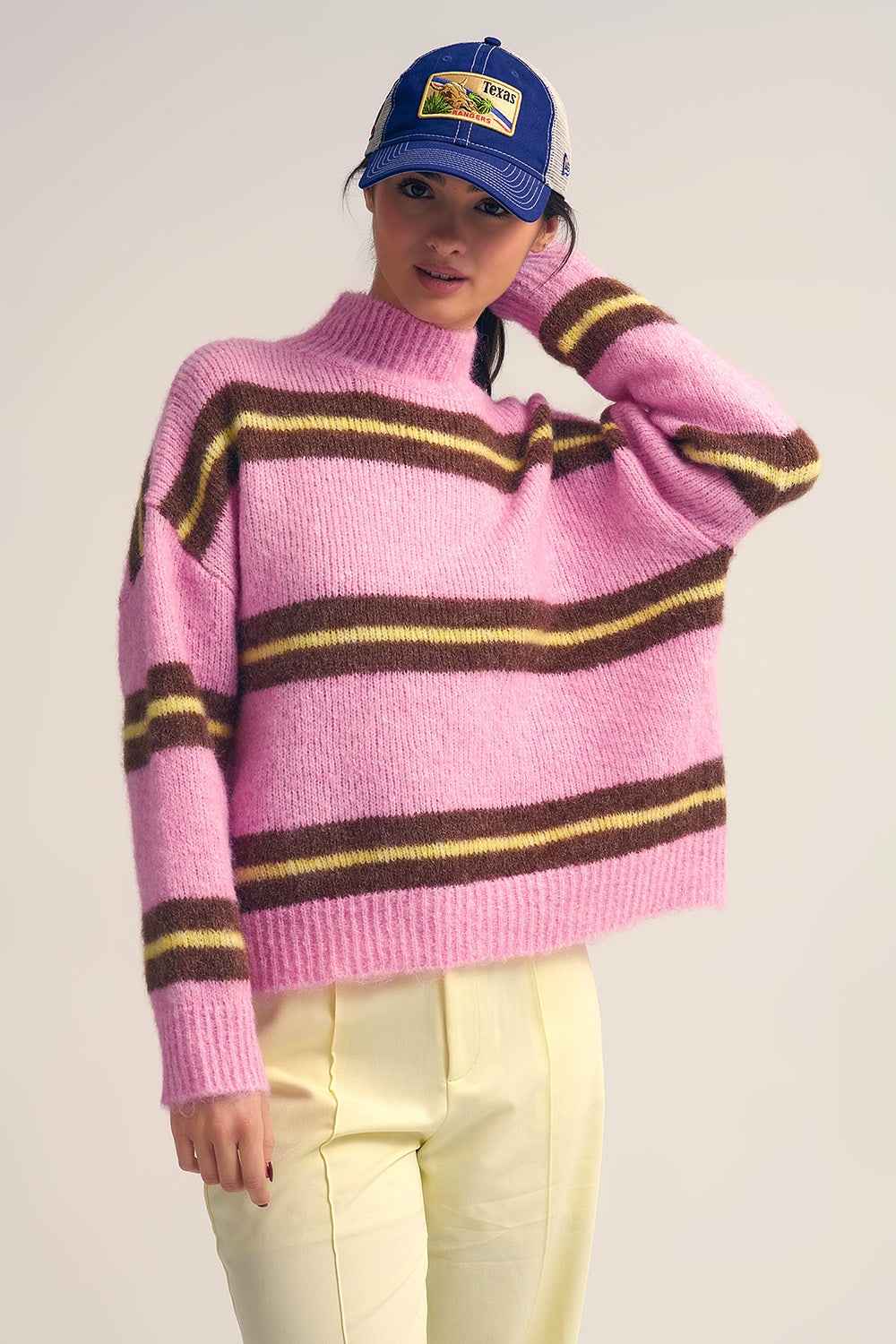 Jersey de punto rosa con rayas marrones y amarillas