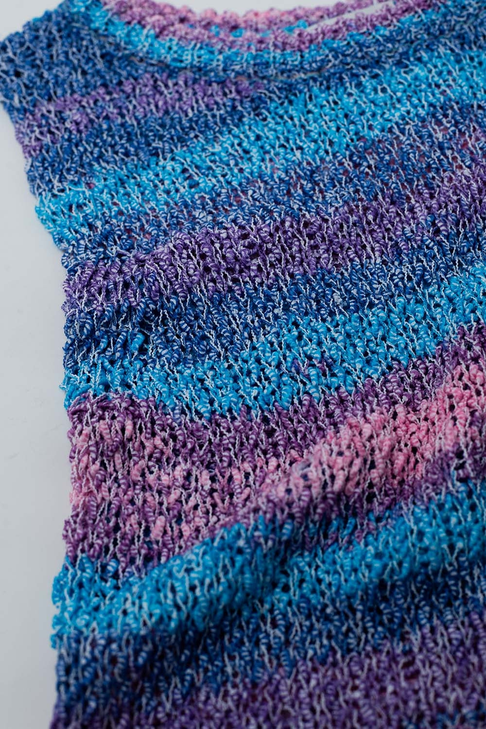 Jersey de punto sin mangas multicolor oscuro con rayas y cuello redondo