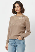 Jersey de punto suave beige adornado con lentejuelas en la parte delantera