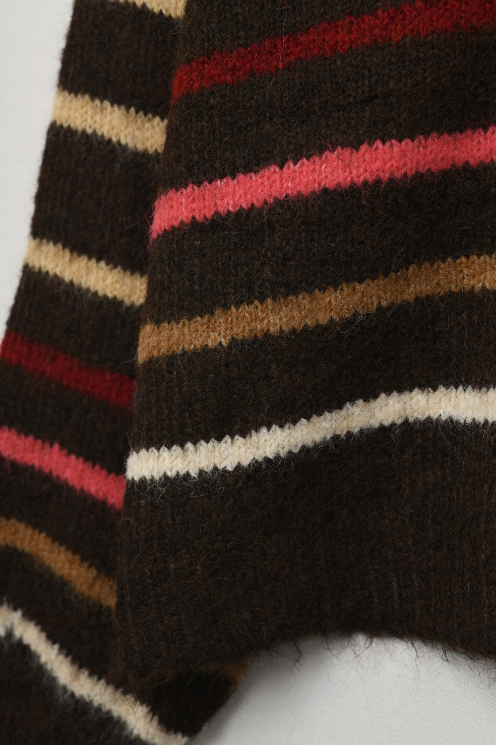 Jersey marron chocolate de tacto suave y mullido con rayas en tonos tierra