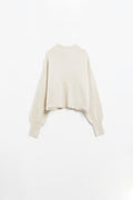 Q2 Jersey esponjoso beige con cuello alto y mangas globo