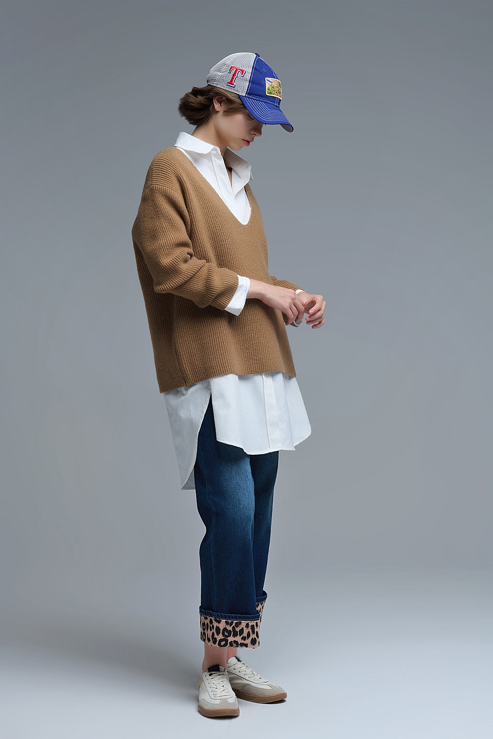 Jersey fino oversize con cuello en V en camel