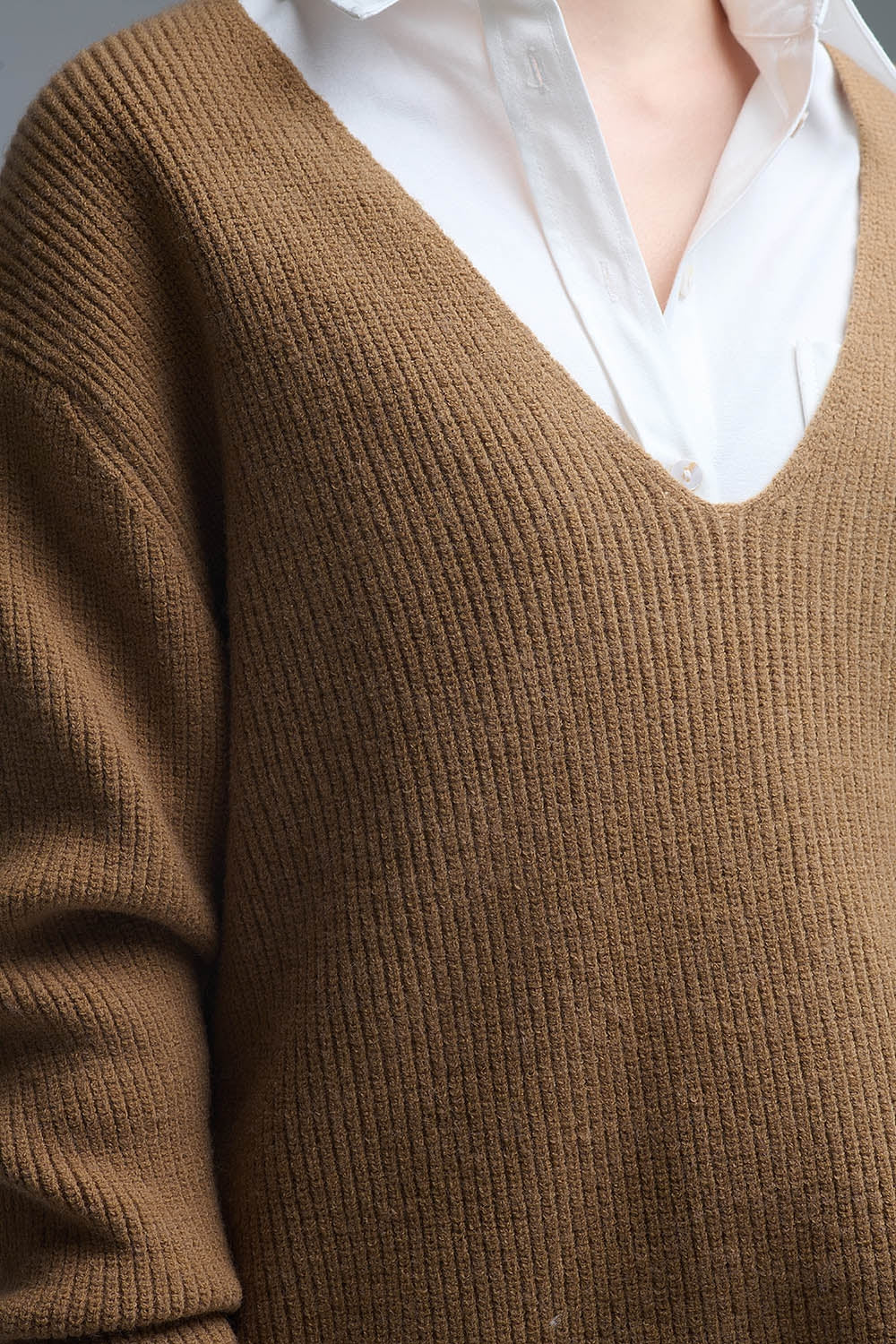 Jersey fino oversize con cuello en V en camel