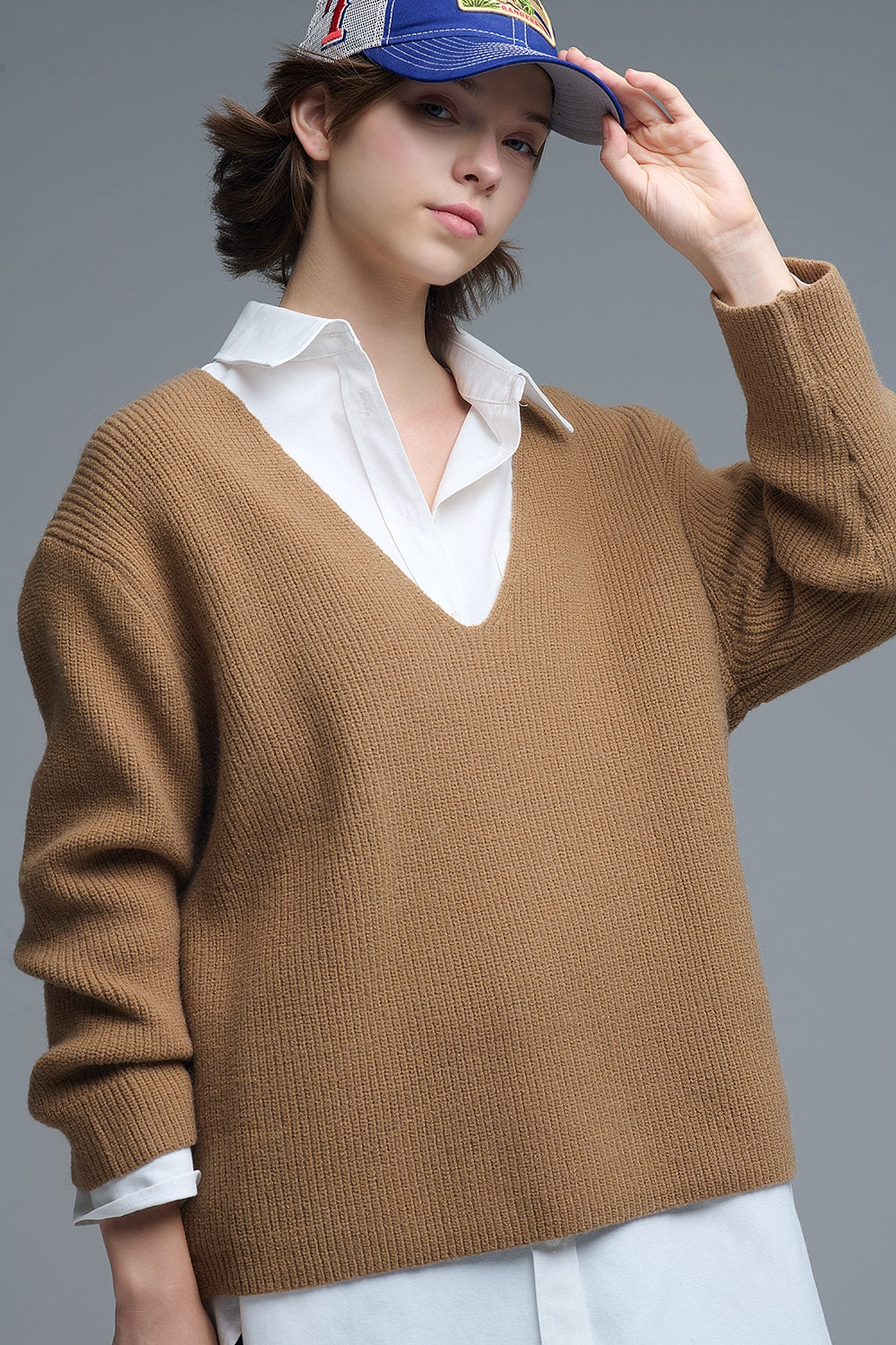 Q2 Jersey fino oversize con cuello en V en camel