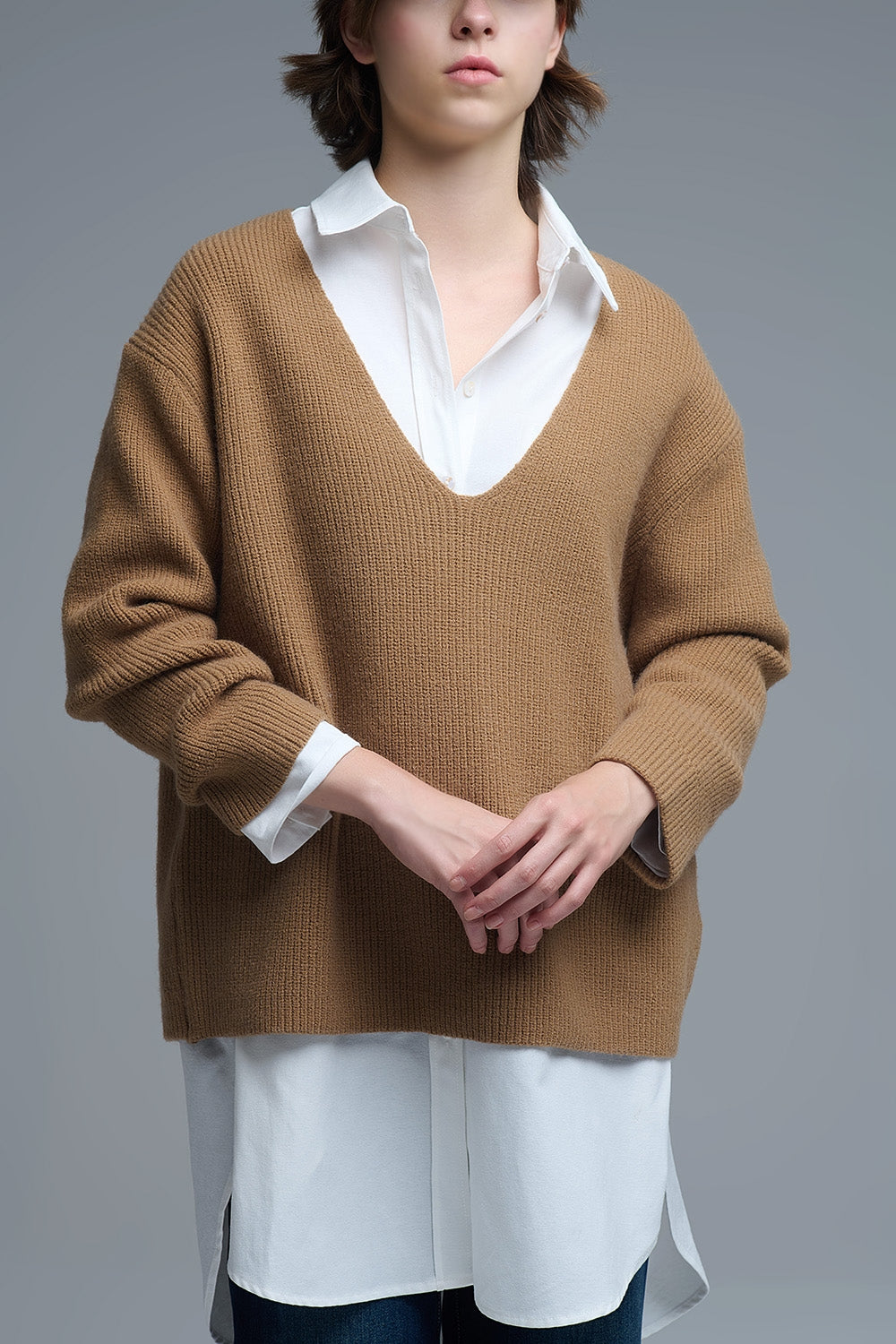 Jersey fino oversize con cuello en V en camel