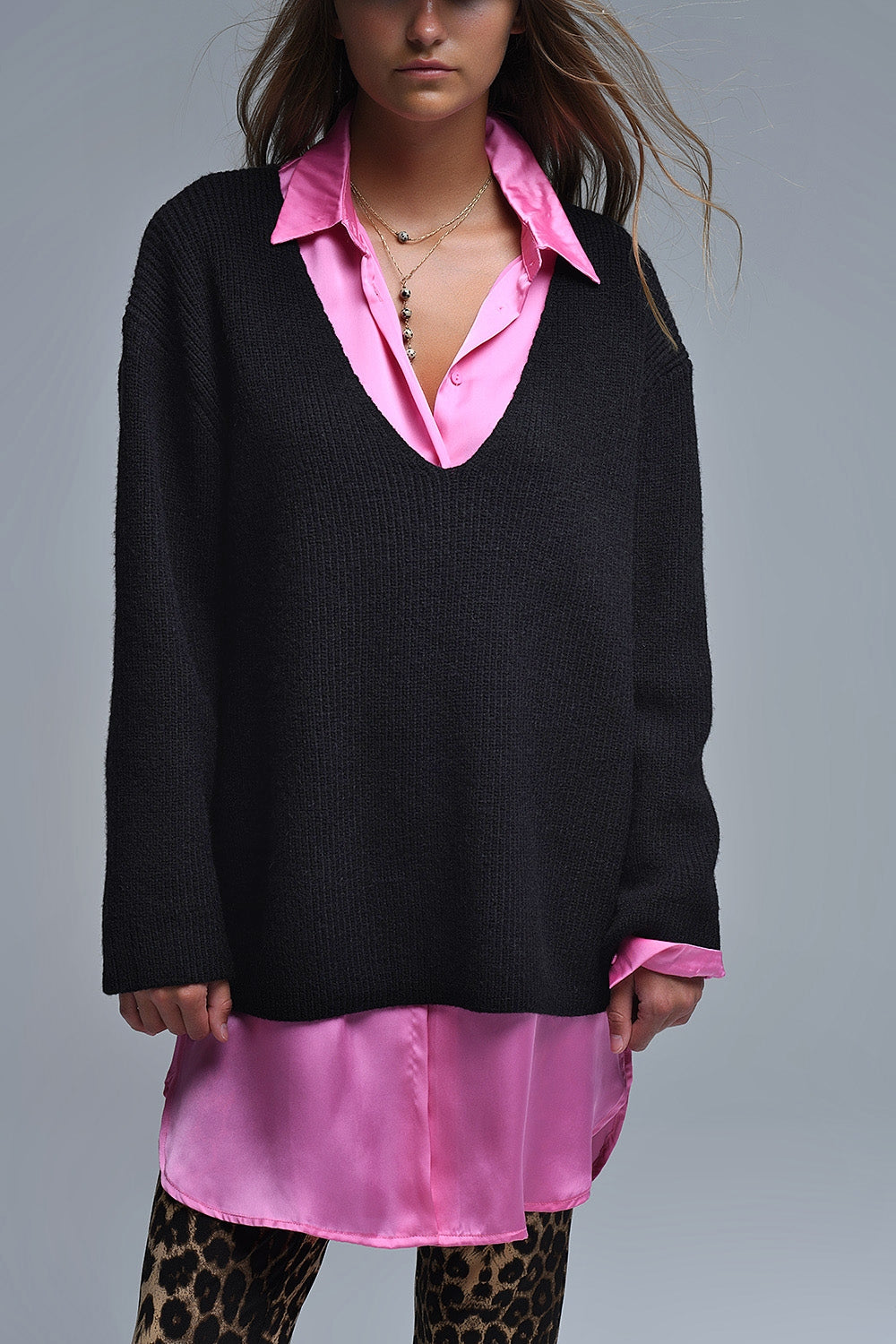 Jersey fino oversize con cuello en V en negro